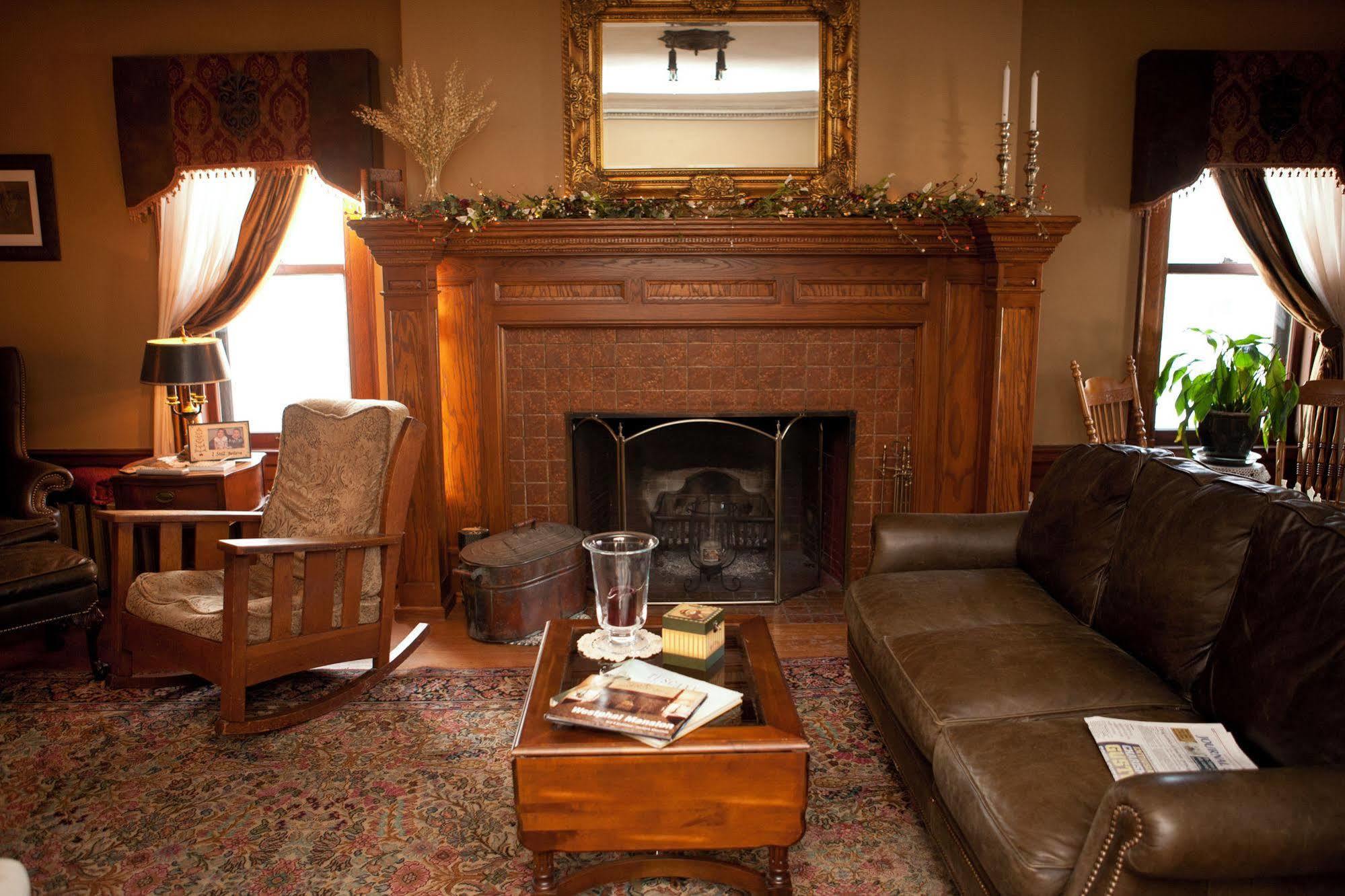 Westphal Mansion Inn Bed & Breakfast Hartford Exterior photo